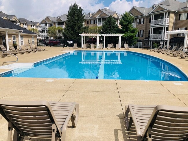 Building Photo - 4 bed/3.5 bath Townhouse in Suncrest Village - July 27th