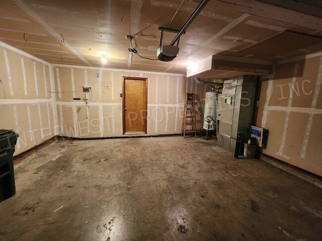 Building Photo - *1ST FULL MONTH'S RENT FREE PROMO* Spaciou...