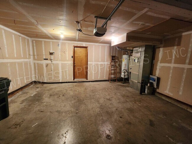 Building Photo - Spacious 4bd 2.5ba Rock Creek Home With 2 ...