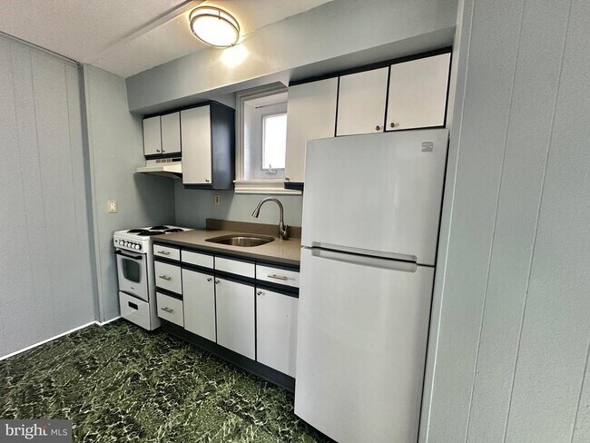 Building Photo - 214 Gay St