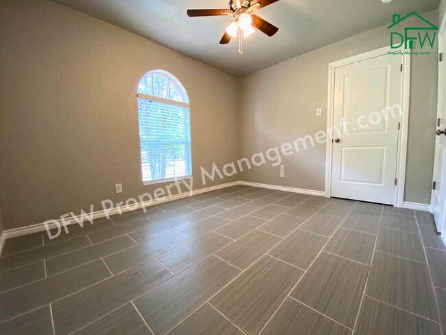 Building Photo - Charming 4 Bedroom 2 Bathroom Home on a Corner Lot in Fort Worth!