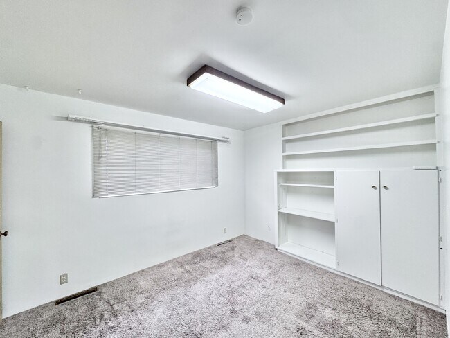 Building Photo - 501 E Sumac Ave