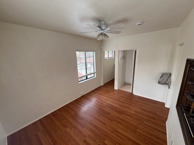 Building Photo - Charming 1x1 in Historic Old Town! Beautiful Original Hardwood Floors + Prime Location