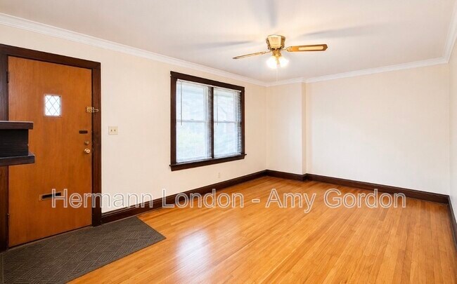 Building Photo - 5046 Winona Ave