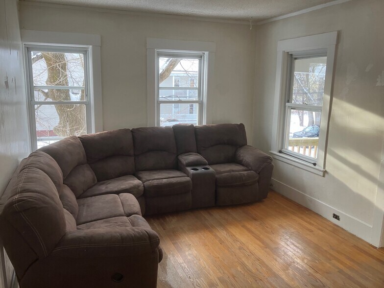 Living room - 186 Roxbury St