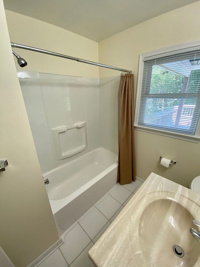 Building Photo - Charming 3Bedroom/2Bathroom Detached Home ...