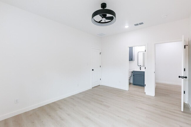 Building Photo - 1704 Elkhart Ave