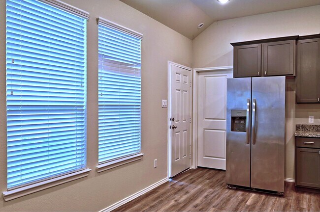 Building Photo - 11550 Persimmon St