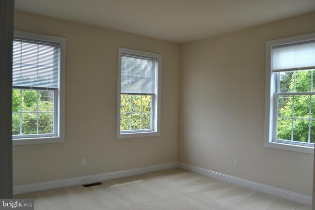 Building Photo - 806 Wren Ln