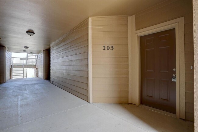 Building Photo - 2nd Floor, 2 bed, 2bath, Community Pool!