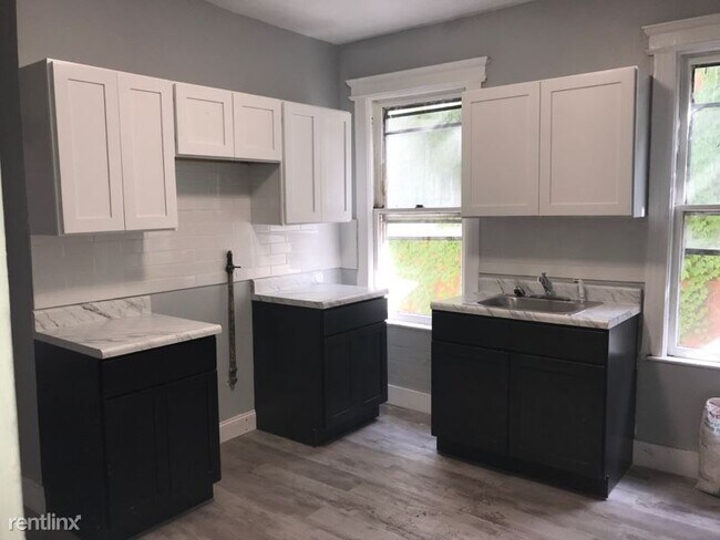 Building Photo - 4 br, 1 bath Townhome - 921 S 17th St