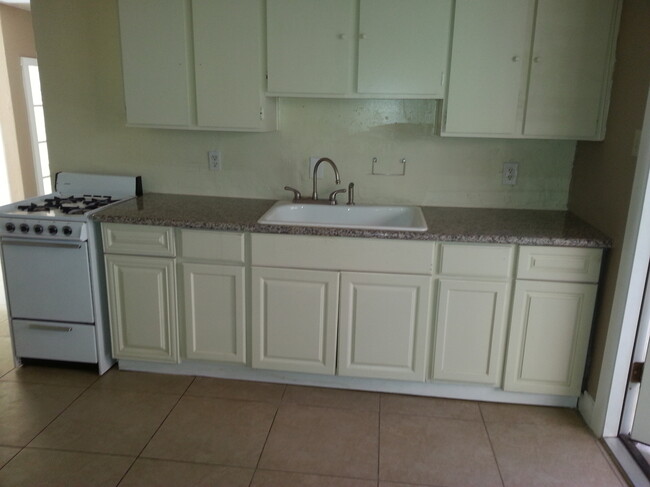 Kitchen - 2138 E Turney Ave