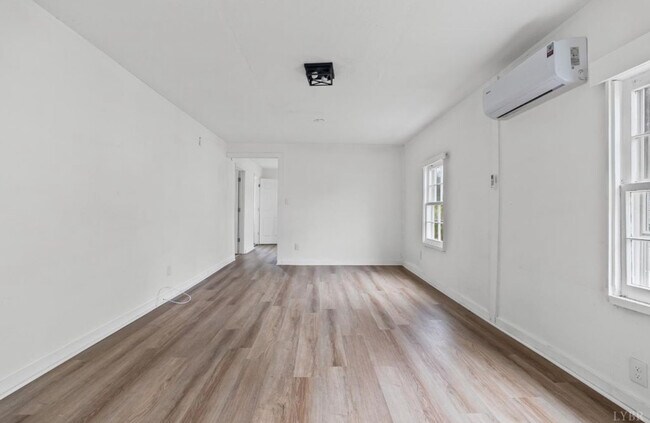 Building Photo - 111 M T Holt Ave