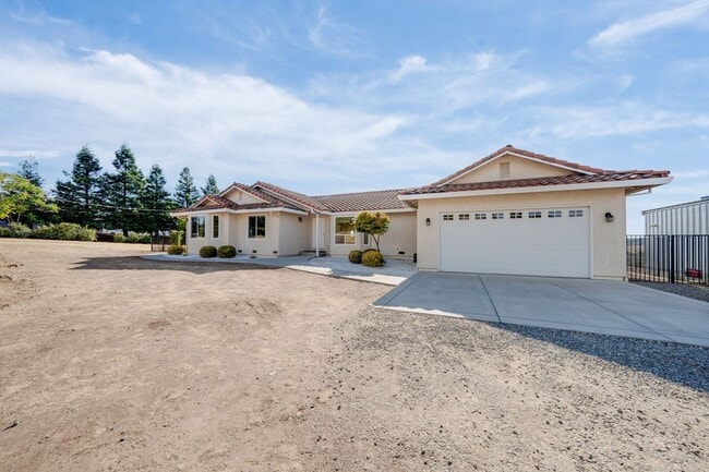 Building Photo - Spacious 3 Bed, 2 Bath Home with Acreage, ...