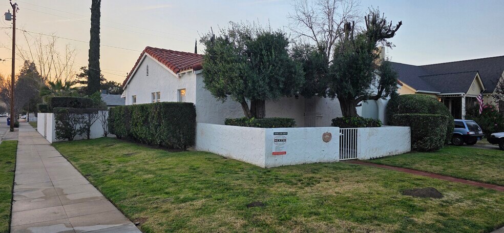 Building Photo - 3304 N Mountain View Ave