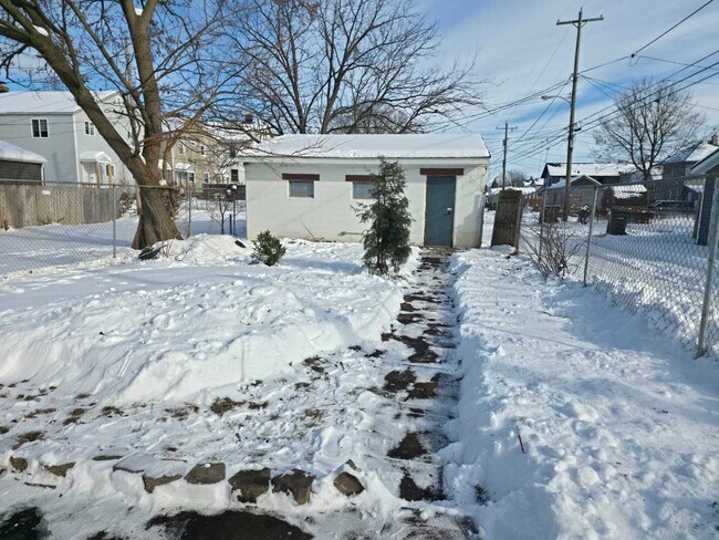 Building Photo - 1240 S 17th St