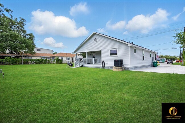 Building Photo - 522 Caplin St