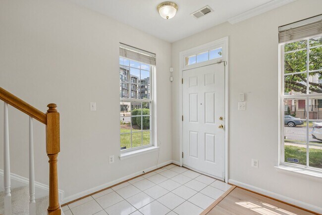 Building Photo - Beautiful End-Unit Townhome-Style Condo Ne...