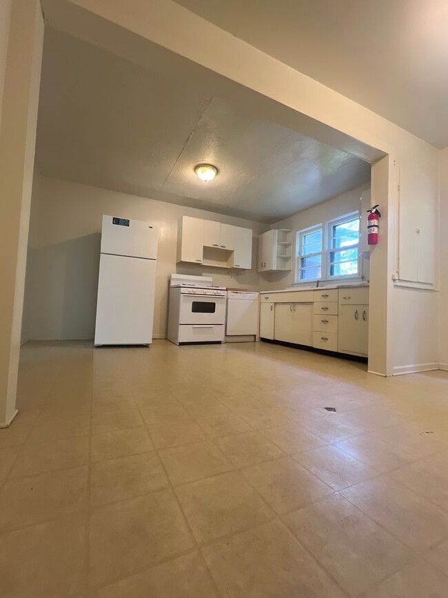 Building Photo - PRICED REDUCED 3 Bedroom House AVAILABLE A...