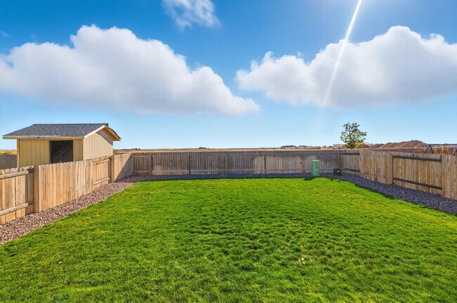 Building Photo - 3 Bedroom 2.5 Bathroom House With Great Vi...