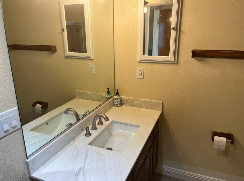 Building Photo - 16806 Madrone Cir