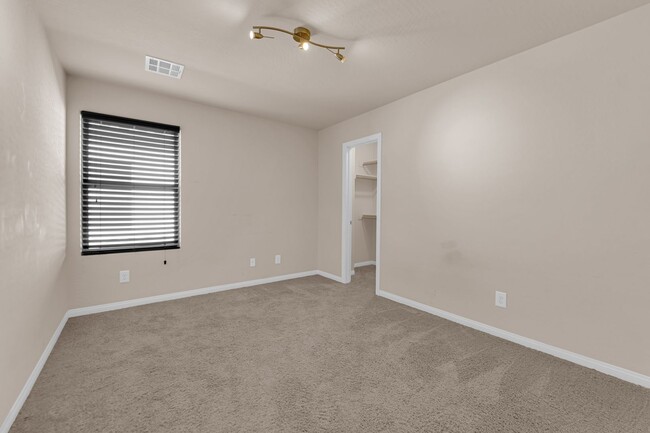 Building Photo - Immaculate 3 Bedroom, 2.5 Bathroom Home wi...