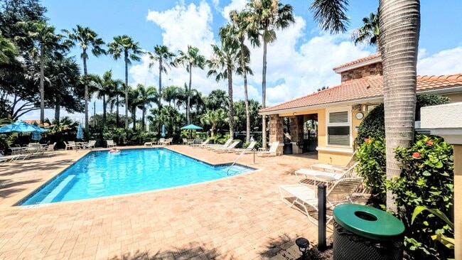 Building Photo - Annual UNFURNISHED 3-bed 2-bath condo in Stonehaven