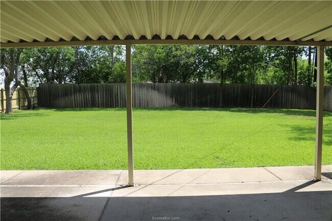 Building Photo - AUGUST PRE-LEASE!! 4 bed, 3 bath house on HUGE lot walking distance to Texas A&M!