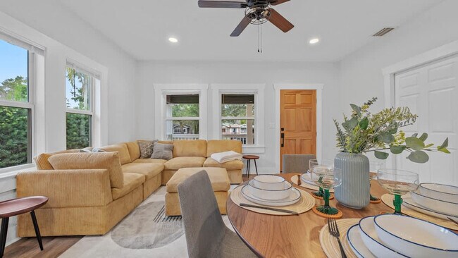 Primary Photo - 1007 E Comanche Ave