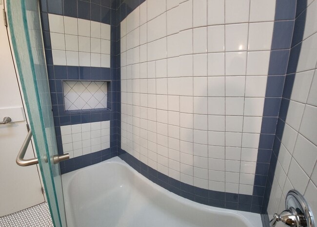 Building Photo - Large 5 Bedroom Home close to Poly Campus!!