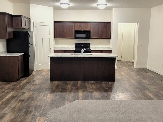 Building Photo - 5655 Island Ridge Dr