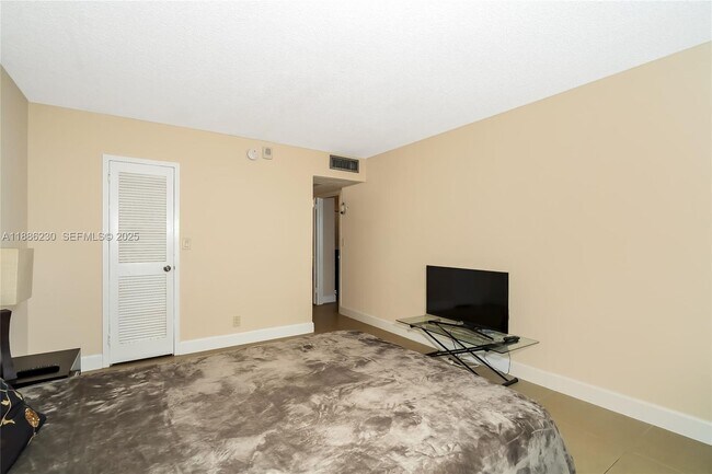 Building Photo - 2030 S Ocean Dr