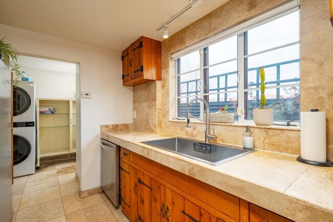 Building Photo - 906 Agua Fria St