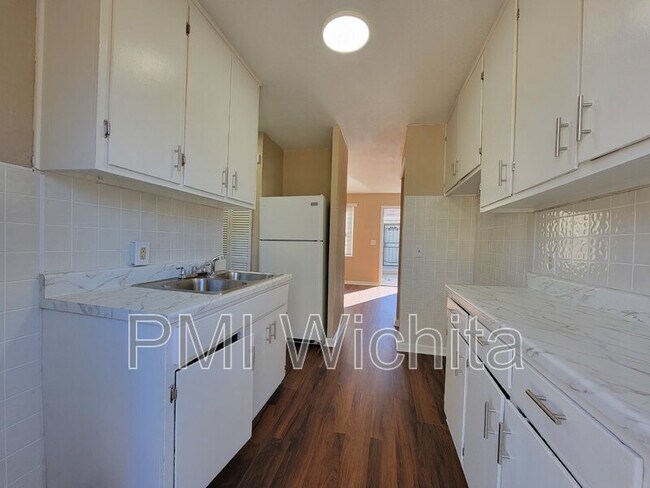 Building Photo - 2557 N Park Pl
