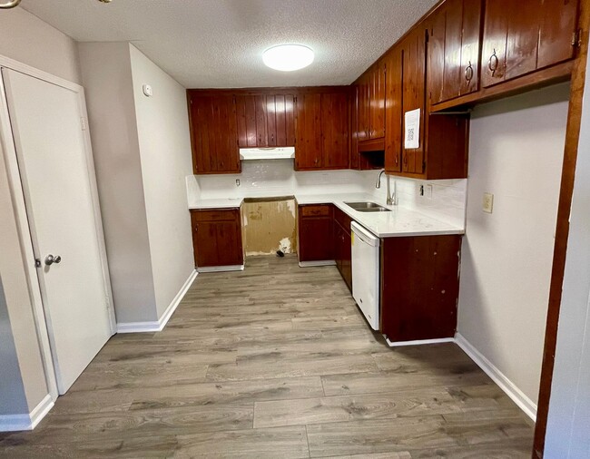 Building Photo - Beautifully Remodeled 3-Bedroom, 2-Bath Ho...