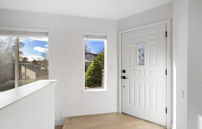Building Photo - 3 Bed/2.5 Bath House w/ Yard Close to UNR