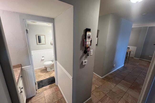 Building Photo - Spacious 1 bedroom home in the heart of Ha...