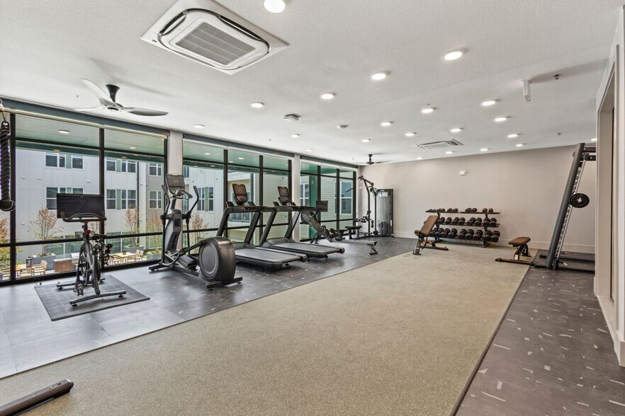 Building Photo - 596 W 9th St