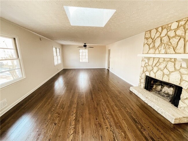 Building Photo - 359 N Victoria Rd