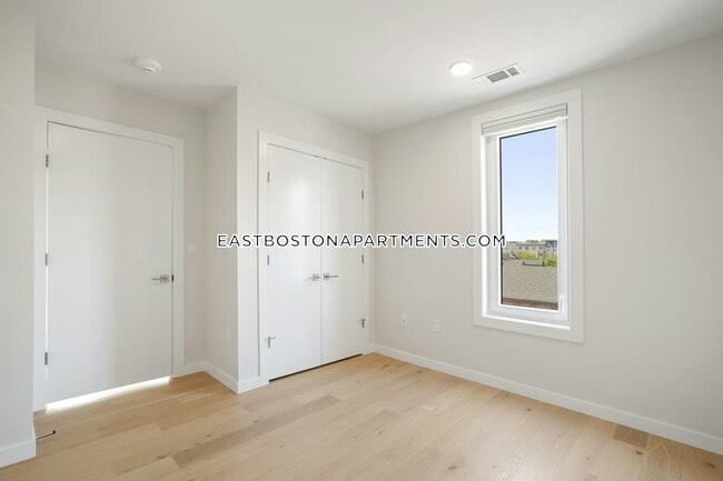 Building Photo - 194 Sumner St