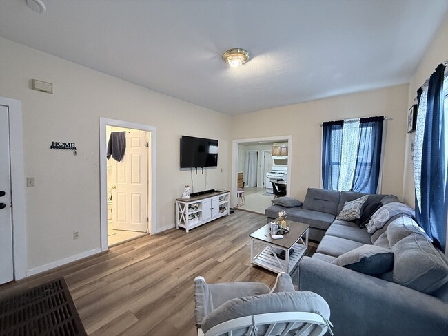 Building Photo - 7 Cottage St