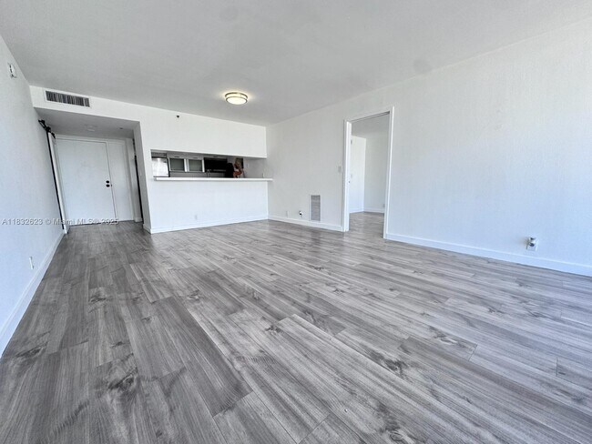 Building Photo - 7601 E Treasure Dr