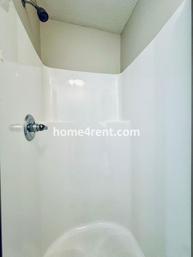 Building Photo - Spacious Four Bedroom Northland Home with a Finished Basement, 3 car garage and Fenced Yard!