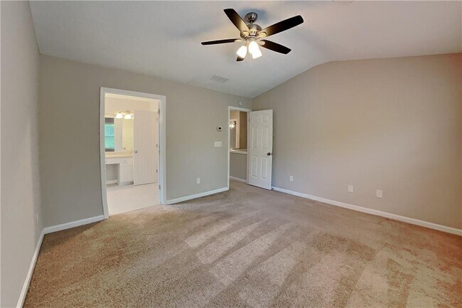 Building Photo - 596 Lullingstone Dr SE
