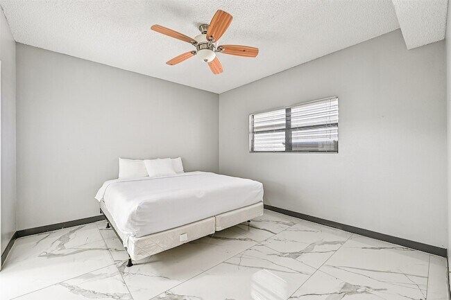 Building Photo - 7700 Seawall Blvd