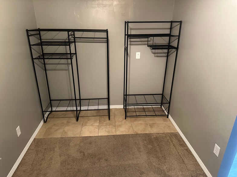 Building Photo - 422 E 41st St