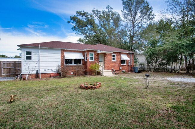 Building Photo - 303 SE Gilliland Rd