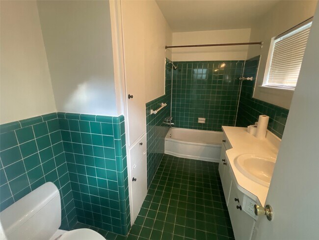 Building Photo - 1965 W Lamar St