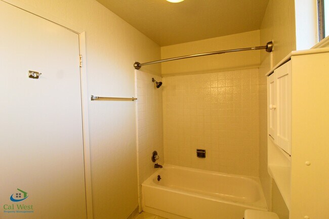 Building Photo - $2995 - Beautiful 2 Bed 1.5 Bath Duplex Av...