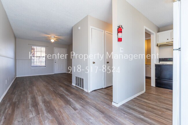 Building Photo - 1421 W Lillian St
